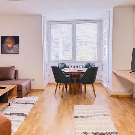 Family Nest - Two-bedroom In Centre By He-ra Appartement *