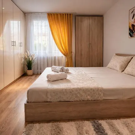 Family Nest - Two-bedroom In Centre By He-ra Apartman